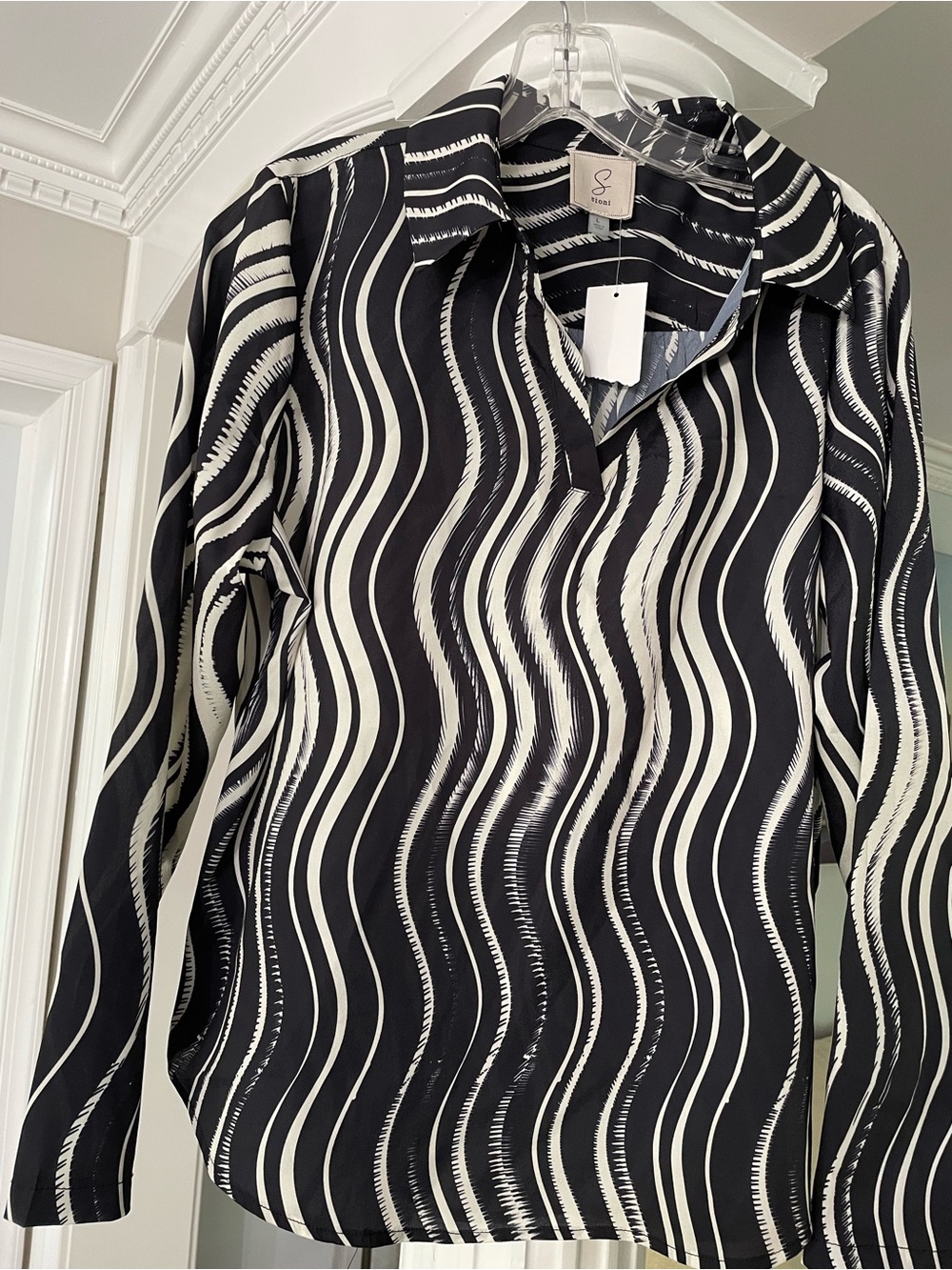 Suomi women’s size large long sleeve black and white blouse